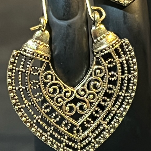 🌸Boho Chic Shiny Gold Earrings w/ Brighter Gold Outline 🌸 - Picture 7 of 7